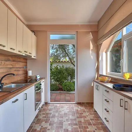 Teuta_commodious At The Apartamento